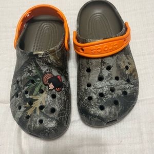 Camouflage crocs like combs edition size 6 womens and 4 in men’s never worn